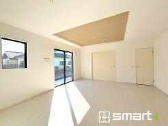 ～穏やかな陽の入るＬＤＫ～
・大きな窓のあるＬＤＫは陽当りも良好で明るい空間となっております。
・ご家族団らんなど過ごす時間の多いＬＤＫが明るいのは嬉しいポイントですね。
