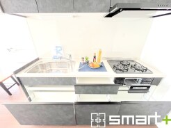 ～リビングを有効活用～
・キッチンは対面式ではなく壁側にございますので、お部屋の中の空間を有効活用できます。
・現地ではぜひ家具の配置などもイメージしながらご見学くださいませ。
