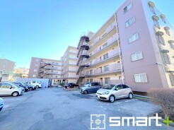 ～堂々とした大型のマンション～
・総戸数の多い大型のマンションですので、外観の迫力もあり誇りに思えるようなお住まいとなっております。
・ぜひ現地でご体感くださいませ。
