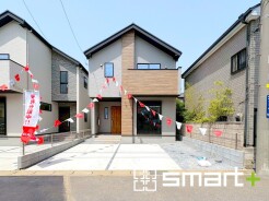 ～モダンな印象の外観～
・木目調をアクセントにしたことで温かみのある落ち着いた印象の外観。
・木目調の外壁アクセントは住まいに温かみや高級感を与えてくれる人気のデザインです。