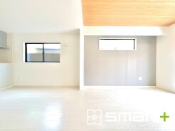 ～家族団らんにピッタリのＬＤＫ～
・穏やかな陽だまりに包まれる居心地の良いＬＤＫは広々２０帖。
・柔らかみあるナチュラルカラーは圧迫感もなく広々とした空間を演出してくれます。
