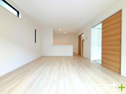 ～家族団らんにピッタリＬＤＫ～
・１６帖のＬＤＫは隣接する４.５帖和室を開放すると２０帖超の広々空間に大変身。
・家事をしながらご家族との会話が楽しめる人気のカウンターキッチンも魅力です。
