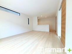 ～ナチュラルな色彩のＬＤＫ～
・自然な風合いの色味で纏められたＬＤＫは家具のコーディネートもしやすくなっております。
・どんなインテリアにするか、考えるだけでも楽しくなりますね。
