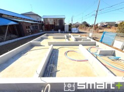 ～ベタ基礎でしっかりとした土台～
・コンクリートの中に鉄筋を配し強度を高めた「ベタ基礎」を採用。
・しっかりとした土台を造ったうえで、その上に建物が築造されていきます。
