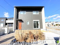 ～シックな色彩の外観を採用～
・外壁に濃い色を採用する事でモダンな印象のシックな外観となっております。
・高級感も出るので毎日家に帰るのが誇らしくなります。ぜひ現地でご確認くださいませ。
(５号棟)