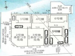 ～陽当りの良い南道路の立地～
・各棟南側に道路がございますので、穏やかな陽の入る陽当り良好なお住まい。
・将来的にも陽当りが確保されているのが嬉しいポイントですね。
