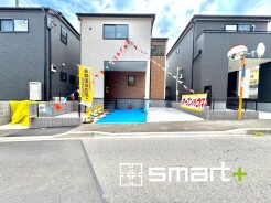 ～モダンな印象の外観～
・木目調の外壁アクセントは幅広いテイストにマッチし、住まいに温かみや高級感を与えてくれる人気のデザインです。
・木目調をアクセントにしたことで温かみのある落ち着いた印象の外観。