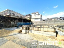 ～ベタ基礎でしっかりとした土台～
・コンクリートの中に鉄筋を配し強度を高めた「ベタ基礎」を採用。
・しっかりとした土台を造ったうえで、その上に建物が築造されていきます。