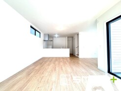～ゆとりある広さのＬＤＫ～
・穏やかな陽だまりに包まれる居心地の良いＬＤＫは広々２１帖。
・柔らかみあるナチュラルカラーは圧迫感もなく広々とした空間を演出してくれます。
