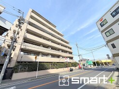 ～閑静な住宅街の立地～
・周辺は閑静な住宅街となっておりますので、静かな暮らしをご実現いただけます。
・前面道路の交通量も多くないので、小さなお子様がいるご家庭でもご安心ですね。
