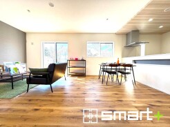 ～ナチュラルな色彩のＬＤＫ～
・自然な風合いの色味で纏められたＬＤＫは家具のコーディネートもしやすくなっております。
・どんなインテリアにするか、考えるだけでも楽しくなりますね。
