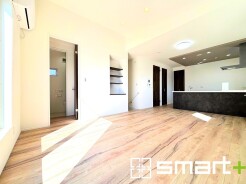 ～余裕の空間が広がるＬＤＫ～
・約17帖あるＬＤＫはご家族団らんのお時間を余裕の広さで演出してくれます。
・ご内覧の際は家具の配置などもイメージしながらご覧くださいませ。
