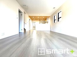 ～ナチュラルな色彩のＬＤＫ～
・自然な風合いの色味で纏められたＬＤＫは家具のコーディネートもしやすくなっております。
・どんなインテリアにするか、考えるだけでも楽しくなりますね。
