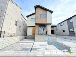 ～モダンな印象の外観～
・木目調をアクセントにしたことで温かみのある落ち着いた印象の外観。
・木目調の外壁アクセントは幅広いテイストにマッチし、住まいに温かみや高級感を与えてくれる人気のデザインです。
