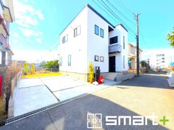 ～明るさを感じる外観～
・外壁は２トーンカラーを採用し、デザイン性に優れた見た目となっております。
・帰宅した際にホッと感じるような飽きのこない外観。ぜひ現地でご確認くださいませ。
