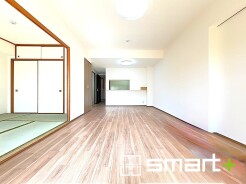 ～ナチュラルな色彩のＬＤＫ～
・自然な風合いの色味で纏められたＬＤＫは家具のコーディネートもしやすくなっております。
・どんなインテリアにするか、考えるだけでも楽しくなりますね。
