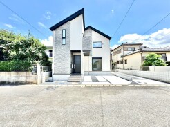 ～モダンな印象の外観～
・木目調の外壁アクセントは幅広いテイストにマッチし、住まいに温かみや高級感を与えてくれる人気のデザインです。
・毎日家に帰ってくることが誇らしくなりますね。