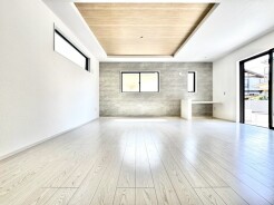 ～穏やかな陽の入るＬＤＫ～
・大きな窓のあるＬＤＫは陽当りも良好で明るい空間となっております。
・ご家族団らんなど過ごす時間の多いＬＤＫが明るいのは嬉しいポイントですね。
