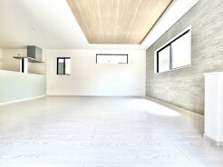 ～ナチュラルな色彩のＬＤＫ～
・自然な風合いの色味で纏められたＬＤＫは家具のコーディネートもしやすくなっております。
・どんなインテリアにするか、考えるだけでも楽しくなりますね。
