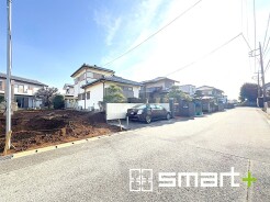 ～十分な広さのある前面道路～
・前面道路は約５．９ｍございますので、お車でのすれ違いも楽々で余計なストレスがかかりません。
・日々お車での移動が多い方には大切なポイントですね。
