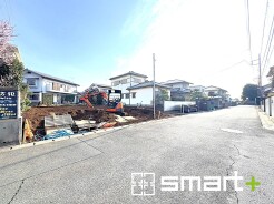 ～十分な広さのある前面道路～
・前面道路は約５．９ｍございますので、お車でのすれ違いも楽々で余計なストレスがかかりません。
・日々お車での移動が多い方には大切なポイントですね。
