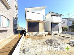 ～ベタ基礎でしっかりとした土台～
・コンクリートの中に鉄筋を配し強度を高めた「ベタ基礎」を採用。
・しっかりとした土台を造ったうえで、その上に建物が築造されていきます。
（１号棟）
