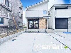 ～落ち着いた雰囲気の外観～
・グレーの外眼にレンガ調の素材でアクセント+オシャレ度アップ。
・落ち着きのある雰囲気に仕上げており、クールな印象が人目を引くこと間違いなしです。
