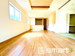 ～穏やかな陽の入るＬＤＫ～
・大きな窓のあるＬＤＫは陽当りも良好で明るい空間となっております。
・ご家族団らんなど過ごす時間の多いＬＤＫが明るいのは嬉しいポイントですね。
