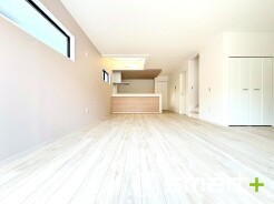 ～ナチュラルな色彩のＬＤＫ～
・自然な風合いの色味で纏められたＬＤＫは家具のコーディネートもしやすくなっております。
・どんなインテリアにするか、考えるだけでも楽しくなりますね。
（１号棟）