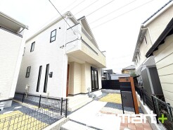 ～シンプルかつオシャレな白い外観～
・外壁をホワイトカラーにする事でクラシカルな印象の外観になりますね。
・高級感も出るので毎日家に帰るのが誇らしくなります。ぜひ現地でご確認くださいませ。
