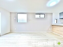 ～開放的な２階リビング～
・ＬＤＫが２階に設けられている開放的なお住まいです。穏やかな陽だまりに包まれる居心地の良い空間になります。
・ご家族のプライバシーも守られて日々の暮らしも安心快適。
(１号棟)