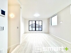 ～日当り良好のＬＤＫ～
・窓からたっぷりの陽光が差し込む明るいリビングは、ご家族みんなでゆったりくつろげますね。
・柔らかみのあるナチュラルカラーで、家具やカーテンの色も選びやすいです。
（１号棟）