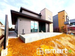 ～シックな色彩の外観を採用～
・外壁に濃い色を採用する事でモダンな印象のシックな外観となっております。
・高級感も出るので毎日家に帰るのが誇らしくなります。ぜひ現地でご確認くださいませ。
