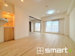 ～オプション施行もお任せください～
・フローリングの変色など劣化を軽減し、水をこぼした場合などにも防いでくれるフロアコーテイングが人気となっております。
・オプション施行もお任せください。
