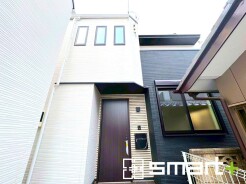 ～モダンな印象を与える外観～
・シックな色彩の２トーンカラーを採用する事でモダンでお洒落な印象の外観となっております。
・毎日家に帰ってくることが誇らしくなる高級感のある仕様。