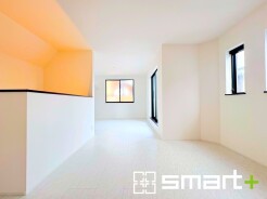 ～穏やかな陽の入るＬＤＫ～
・大きな窓のあるＬＤＫは陽当りも良好で明るい空間となっております。
・ご家族団らんなど過ごす時間の多いＬＤＫが明るいのは嬉しいポイントですね。
