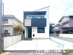 ～モダンな印象を与える外観～
・シックな色彩の２トーンカラーを採用する事でモダンでお洒落な印象の外観となっております。
・毎日家に帰ってくることが誇らしくなる高級感のある仕様。
