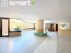 ～ご来客を出迎えるロビー～
・お住まいの中までご案内したくないご来客とのご対応も可能なロビー。
・ロビーがある事でエントランスのスペースも広がりマンションの格式も上がります。
