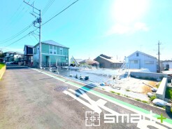 ～十分な広さのある前面道路～
・前面道路は約4.7ｍございますので、お車でのすれ違いも可能で余計なストレスがかかりません。
・日々お車での移動が多い方には大切なポイントですね。
