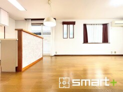 ～穏やかな陽の入るＬＤＫ～
・大きな窓のあるＬＤＫは陽当りも良好で明るい空間となっております。
・ご家族団らんなど過ごす時間の多いＬＤＫが明るいのは嬉しいポイントですね。
