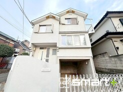 ～綺麗にお使いの外観～
・外観も綺麗にお使いなので、築年数を感じさせない見た目となっております。
・外壁や屋根のリフォームなどをお考えの方もお気軽にご相談くださいませ。
