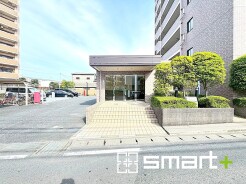 ～管理の行き届いたエントランス～
・お住まいの「顔」でもあるエントランス。管理会社の方でしっかりと管理されております。
・ぜひ現地でご体感くださいませ。
