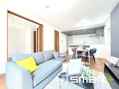 ～ＬＤＫは開放的な広々空間～
・穏やかな陽だまりに包まれる居心地の良いＬＤＫは、ご家族が自然と集まる憩いのスペースになりそうですね。
・キッチン部分に折下げ天井を施すことでリビングが広く見える効果もあり、開放的な空間が広がります。
(1号棟)