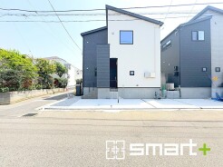 ～白とネイビーのツートンカラー～
・重厚感のあるグレーと清潔感のあるホワイトの組み合わせが、洗練されたクールな雰囲気を醸し出しています。
・濃い目のカラーにホワイトの指し色を入れることによって、スタイリッシュでオシャレな外観に仕上がっています。