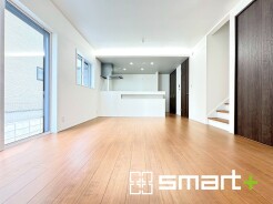 ～開放感のあるリビングイン階段～
・ご家族のお出掛けや帰宅がわかるリビングイン階段。開放的で広々とした空間を演出してくれます。
・ご家族とのコミュニケーションも増えて、絆が深まる素敵なマイホームです。
