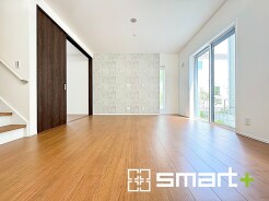 ～窓からはたっぷりの陽光～
・穏やかな陽だまりに包まれる居心地の良いＬＤＫは、ご家族が自然と集まる憩いのスペースになりそうですね。
・アクセントクロスを加えることでシンプルなお部屋にメリハリが生まれ、オシャレな雰囲気になります。