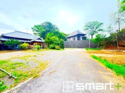 ～閑静な住宅街の立地～
・周辺は閑静な住宅街となっておりますので、静かな暮らしをご実現いただけます。
・前面道路の交通量も多くないので、小さなお子様がいるご家庭でもご安心ですね。
