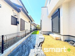 ～お庭もある余裕の敷地～
・広々した敷地にはお庭もご用意。お庭があるだけで余裕を感じますね。
・防草シートや人工芝の敷設などのオプションもお気軽にご相談くださいませ。
