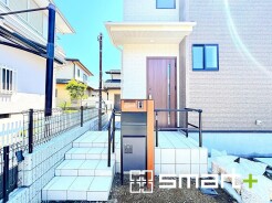 ～宅配ボックスを標準装備～
・ネットショッピングが当たり前になった今の時代に嬉しい宅配ボックスを標準装備。
・お仕事や外出の際もお荷物の受取が可能です。
