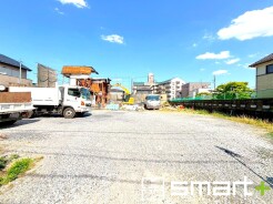 ～ベタ基礎でしっかりとした土台～
・コンクリートの中に鉄筋を配し強度を高めた「ベタ基礎」を採用。
・しっかりとした土台を造ったうえで、その上に建物が築造されていきます。
